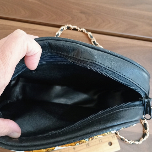 Elegant Black and Gold Women's Bag - Picture 9 of 9